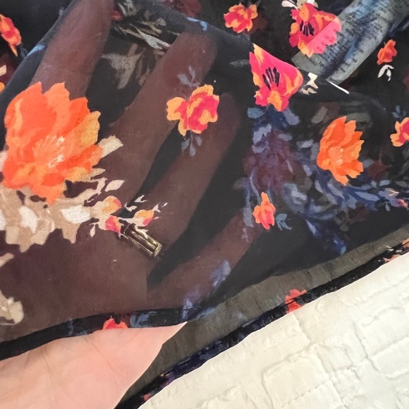 French Connection Sheer Floral Top EUC - Picture 7 of 7